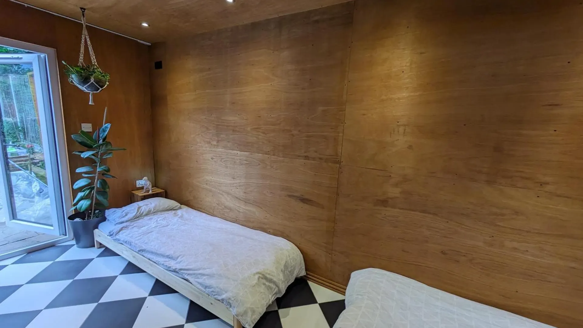 Spacious Cabin London Canary Wharf Free Parking B&B United Kingdom
