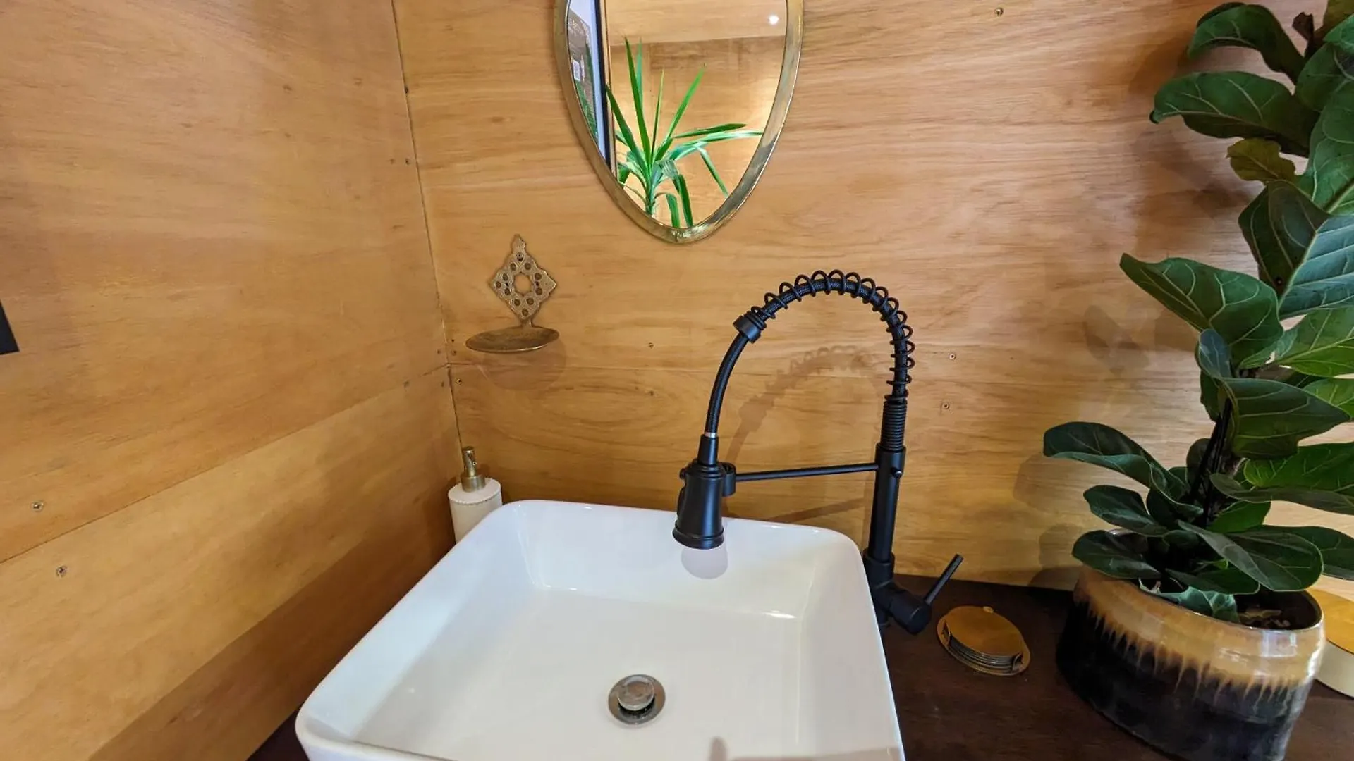 Spacious Cabin London Canary Wharf Free Parking B&B United Kingdom