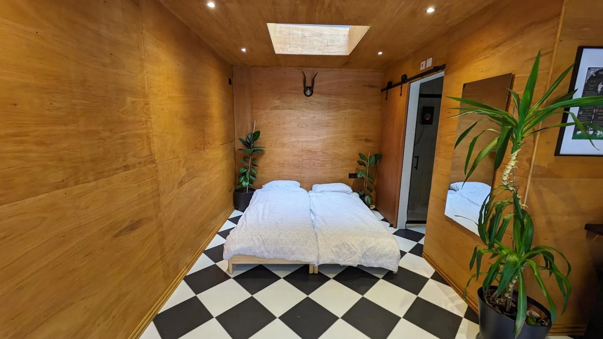Bed & Breakfast Spacious Cabin London Canary Wharf Free Parking B&B United Kingdom