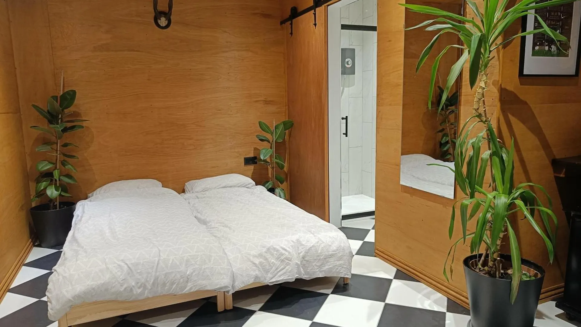 Spacious Cabin London Canary Wharf Free Parking B&B